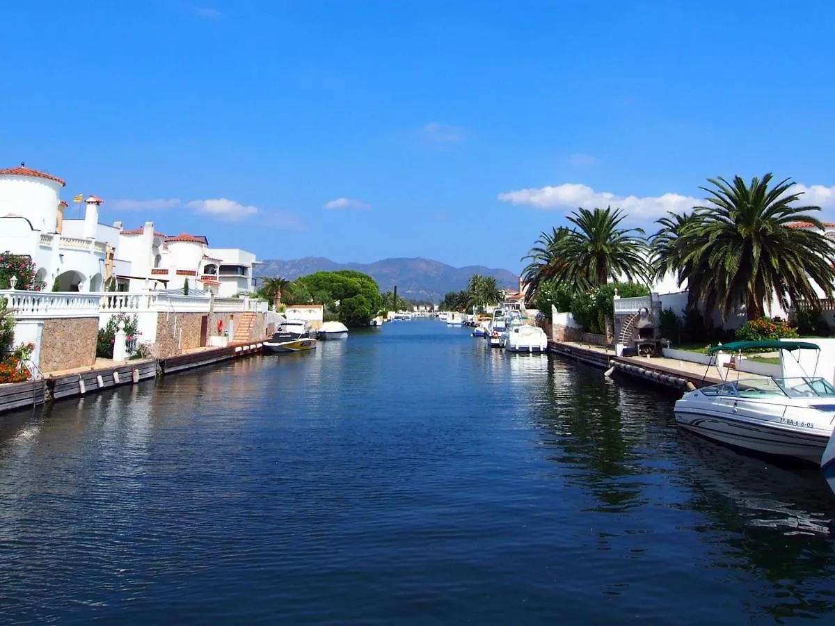 Holiday Home Requesens Canal إمبوريابرافا