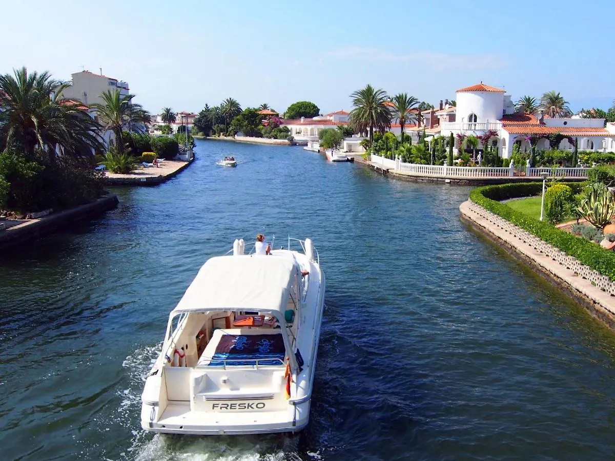 Holiday Home Requesens Canal إمبوريابرافا إسبانيا