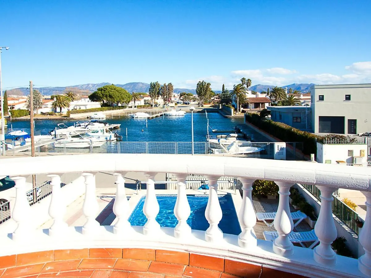 Holiday Home Requesens Canal إمبوريابرافا
