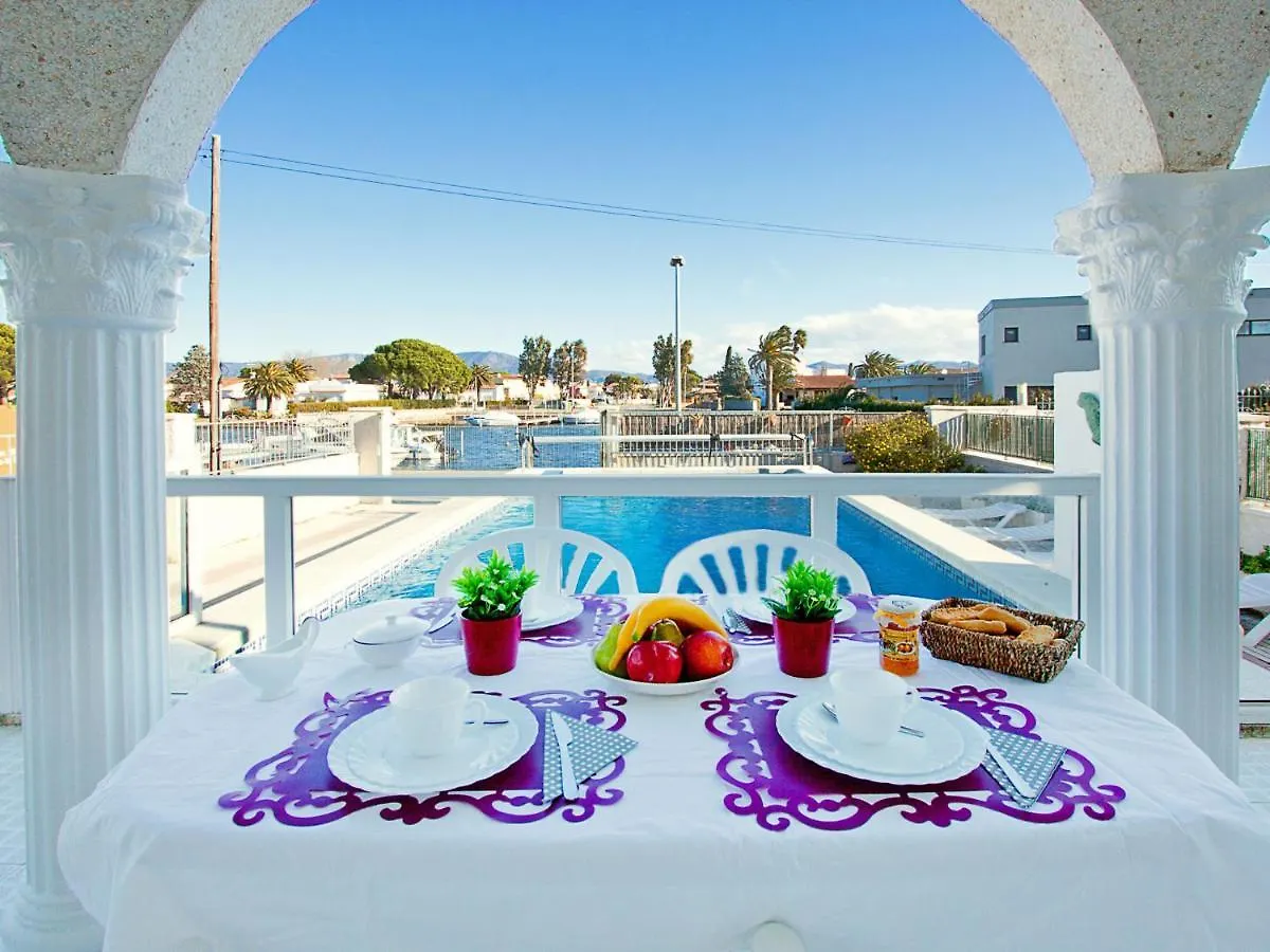 Holiday Home Requesens Canal إمبوريابرافا